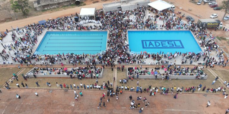 Centenas de fiéis descem às águas batismais no Espaço Centenário